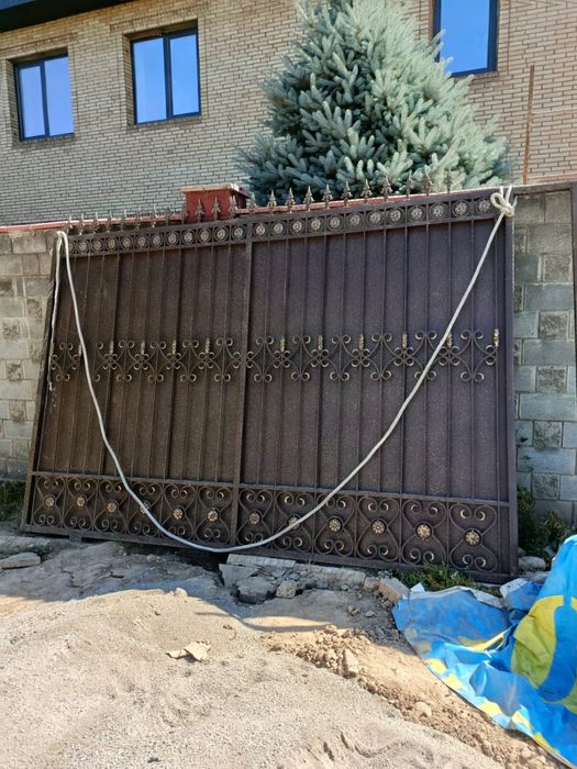 Железные ворота с механизмом