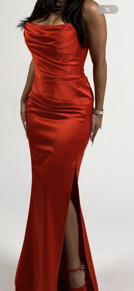 Rochie rosie S formata din corset si fusta decupata pe picior