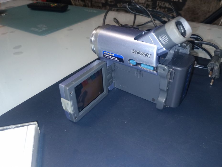 Sony HandyCam, lentilă Carl Zeiss, ecran LCD, mini DV videocam