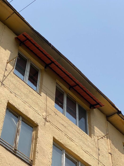 Установка козырьков над  окнами быстро и качественно.