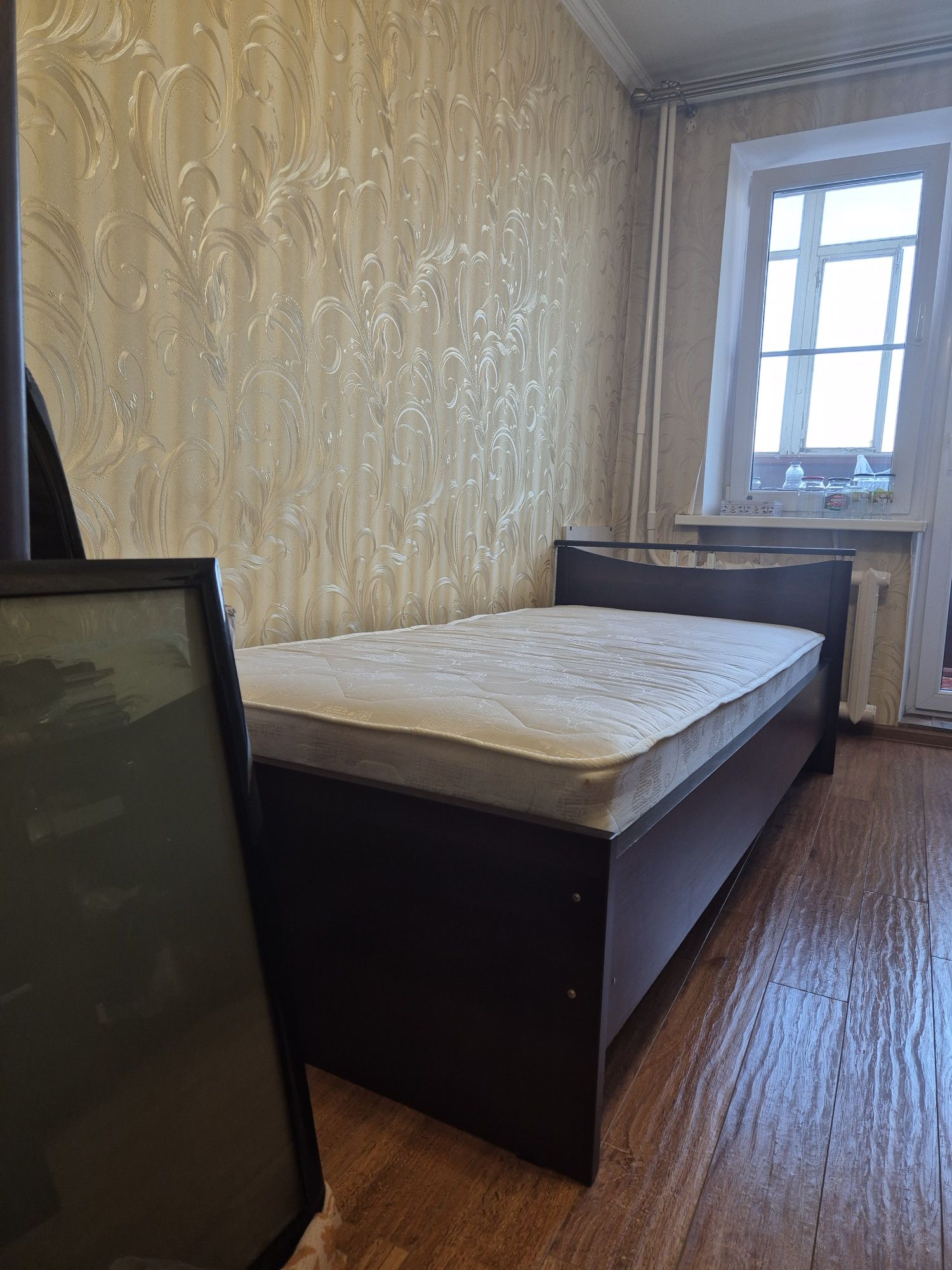 Продаётся 1-спальная кровать  с матрасом