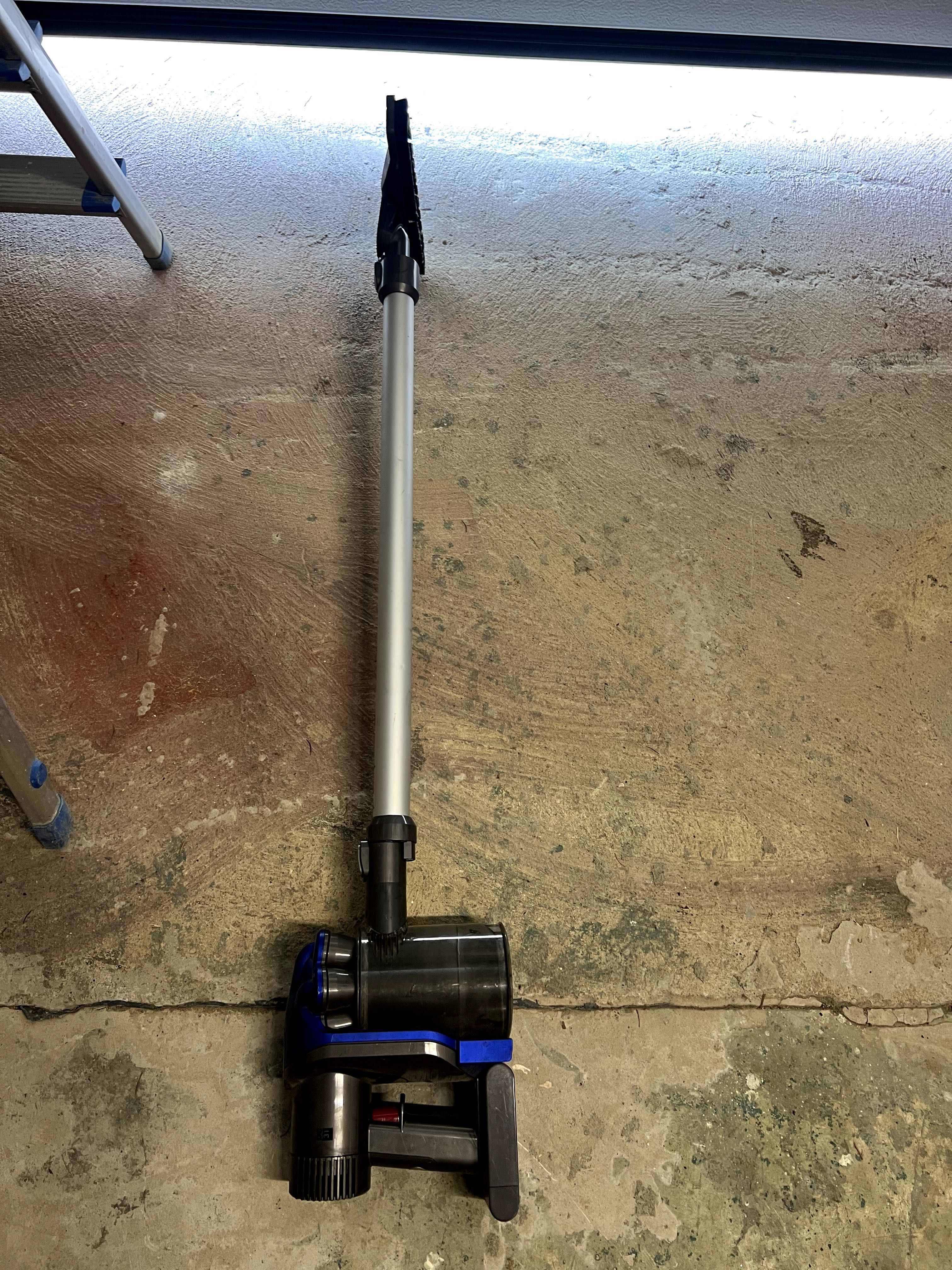 Продавам безжичен прахосмукач Dyson DC31