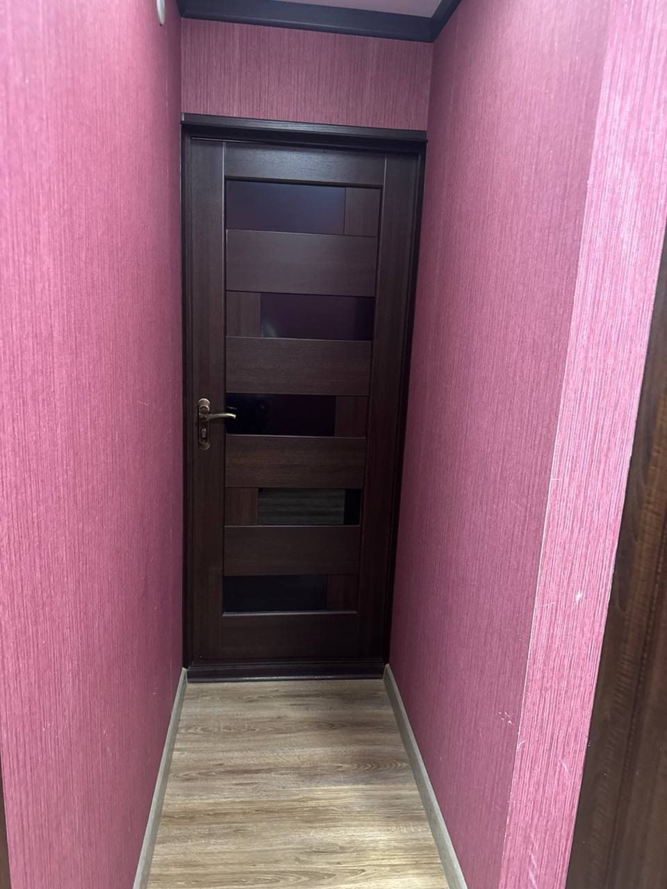 СРОЧНО!!! Ялангач, 2-ком. кирпич 1-этаж, балкон 2×4 с ремонтом.