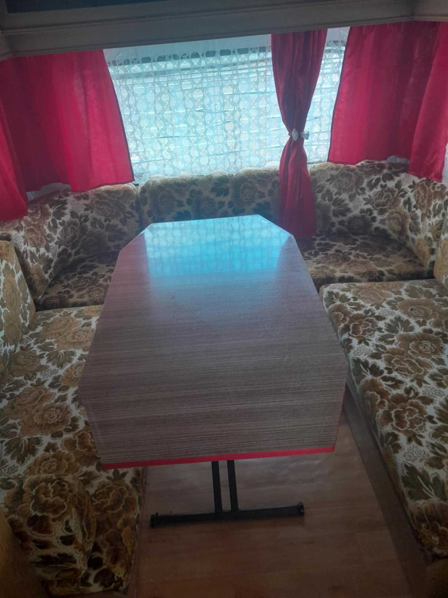 Седем метрова каравана с две оси и две спални