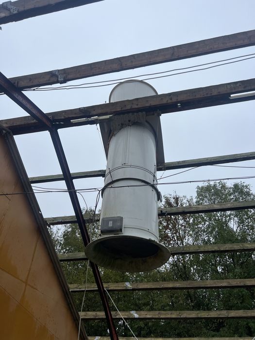 Ferma porci (capacitate aprox 1800)