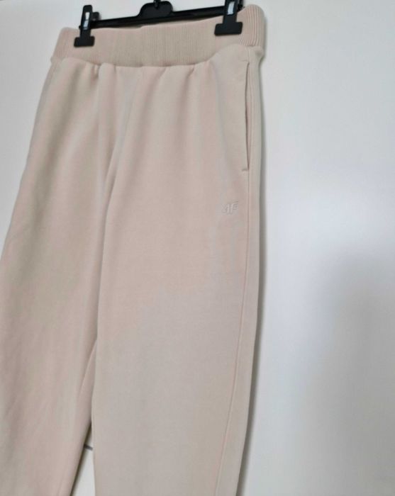 Costum călduros pentru dama : hanorac și pantaloni