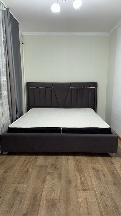 Кровать двухместная большая, размером 2-2-1.8