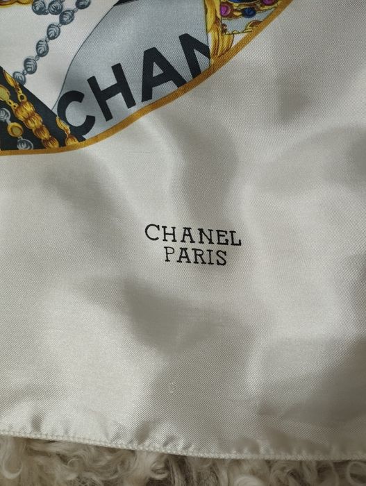 Eșarfă cu inscripția Chanel, dimensiuni 87/85 cm