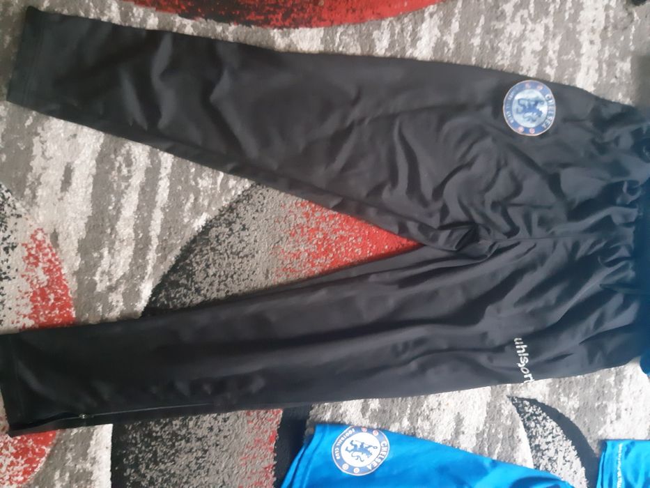 Set echipament fotbal cu jambiere "UhlSPORT" !
