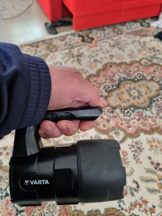 Vând lanterna  VARTA cu baterii