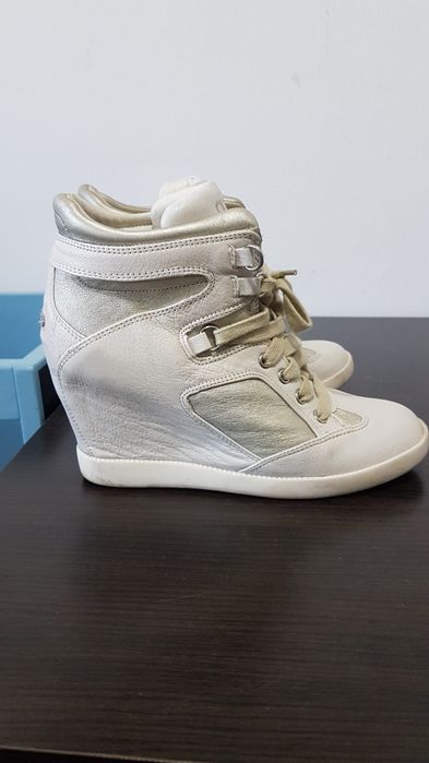 Adidasi Guess cu platforma