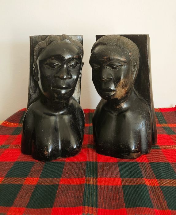 Suport de carti sculptate din lemn