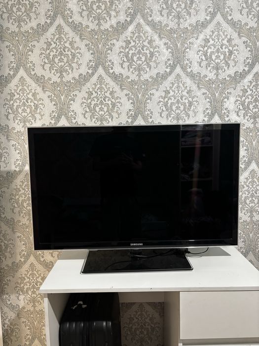 Продам телевизор Samsung UE40D5000PW