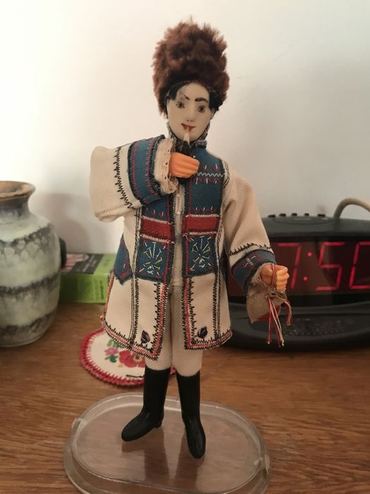 păpușă  in port popular