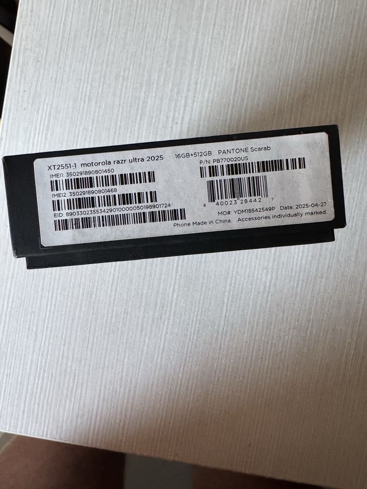 Motorola razr 60 512GB Alcantra-чисто нов