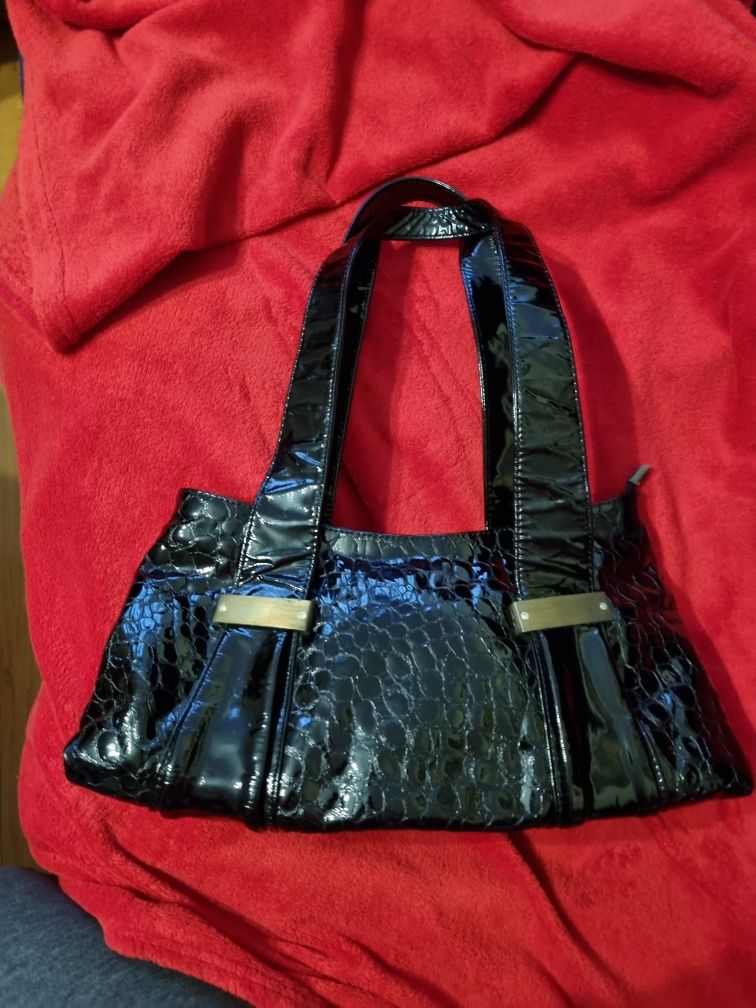 Дамска черна чанта естествена лачена кожа