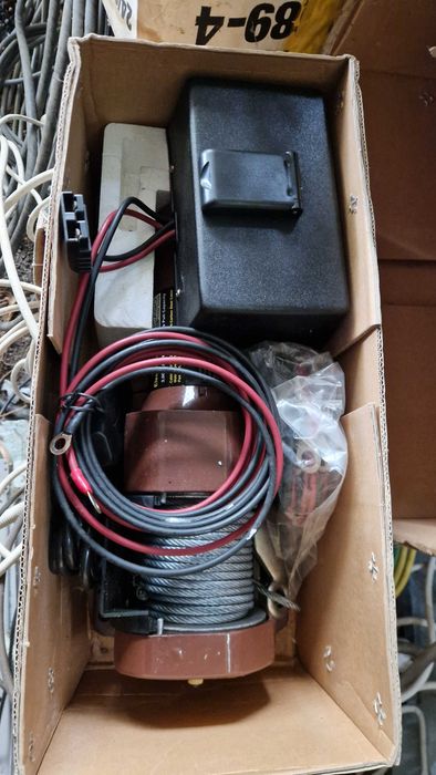 Troliu electric (1,6 Tone) 12V, cablu de otel(Made in USA)