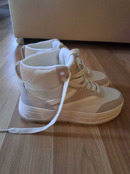 Високи кецове  на House