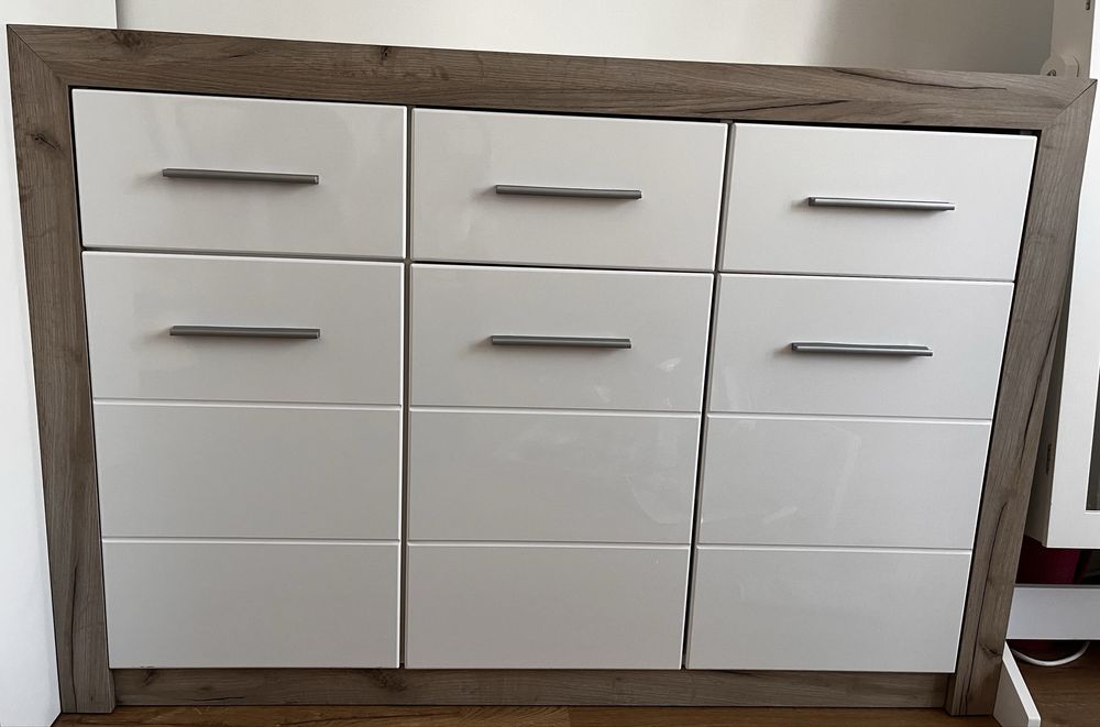 Комод с чекмеджета бял гланц
