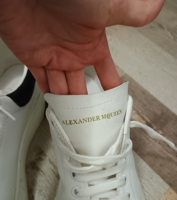 Adidasi albi Alexander McQueen