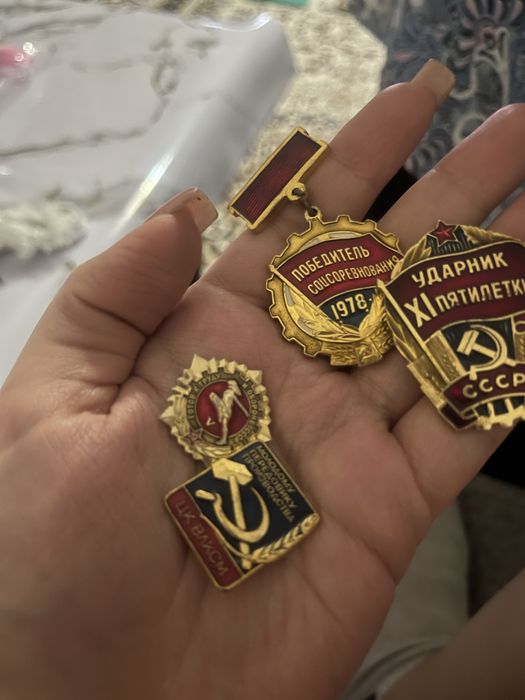 Продаём советские значки, марки, монеты, книги.