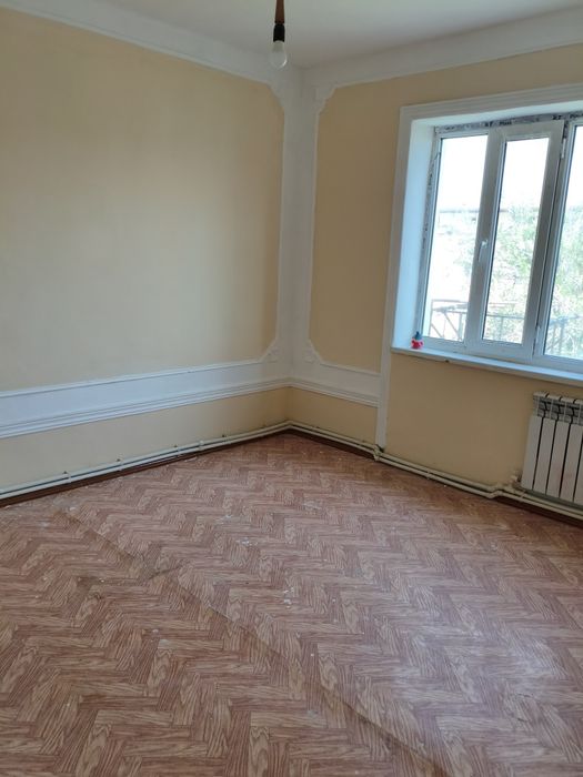 Срочно сотилади 3 хонали квартира.72 серияли гиштли.24000y.e