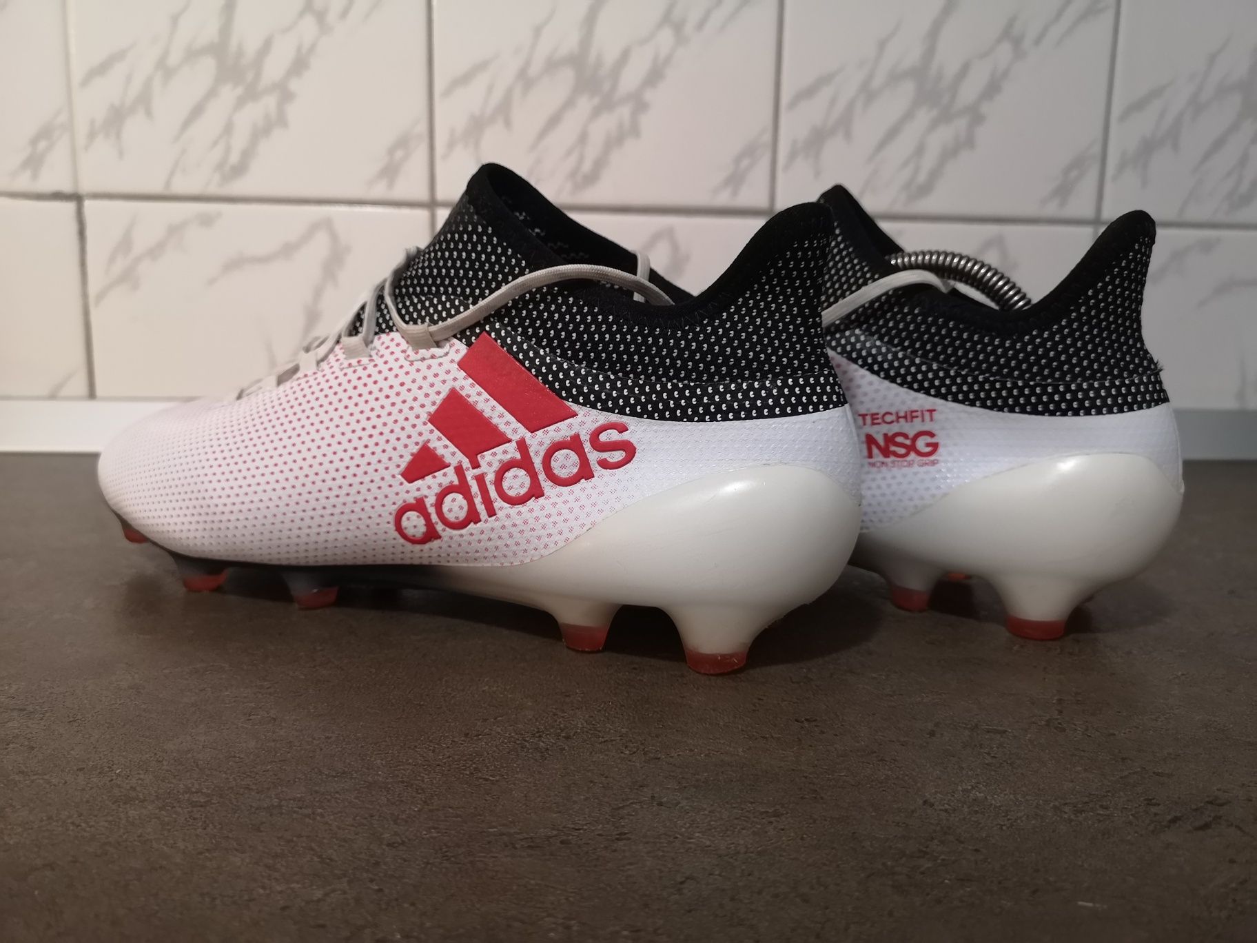 Vând ghete de fotbal profesionale Adidas X 17 în stare impecabilă
Nr.