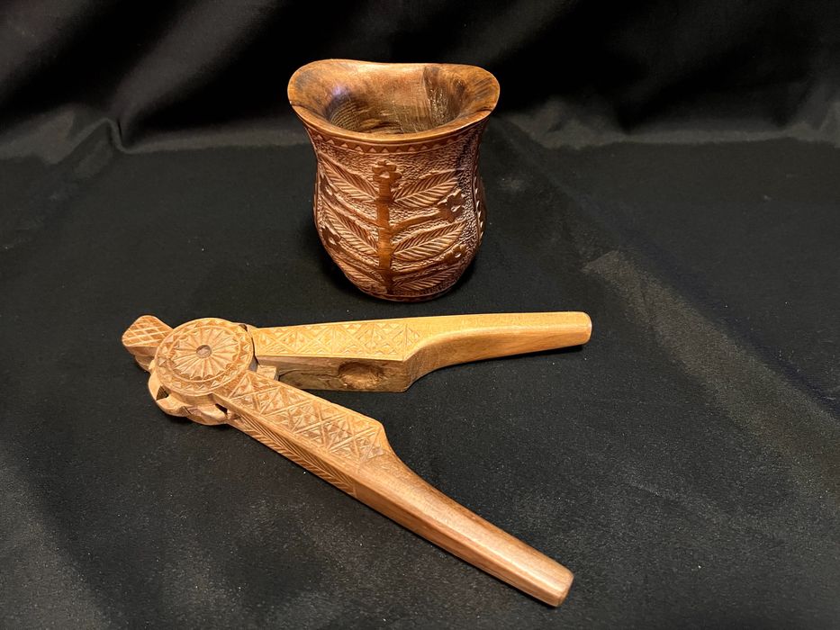 Pereche formată dintr-un cauc și spărgător de nuci