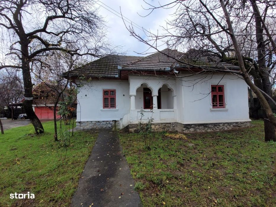 Casa traditionala, mobilata si utilata, in centrul satului Polovragi