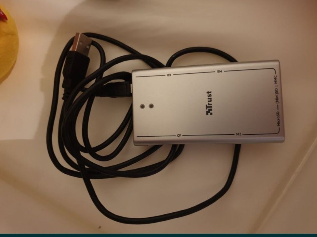 card reader trust slimline all in 1 tru16264.pret redus. Produs nou