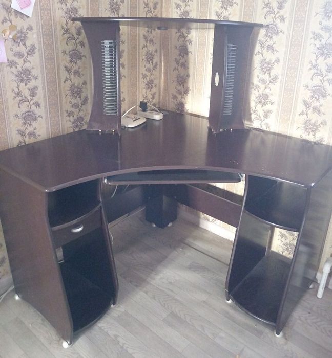 Продам компьютерный стол