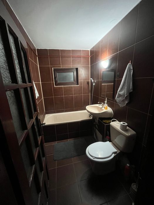 Dau spre închiriere un  apartament cu 2 camere gata utilat !