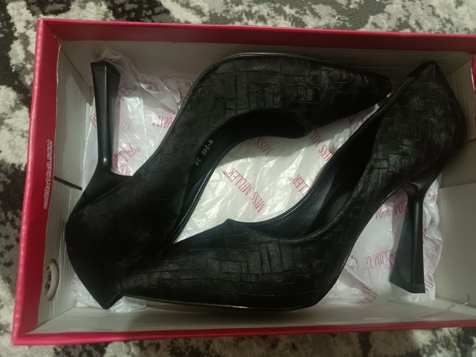 Yangi poshnali oyoq kiyimlar