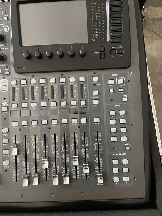 Mixer digital Behringer X32 cu flightcase
