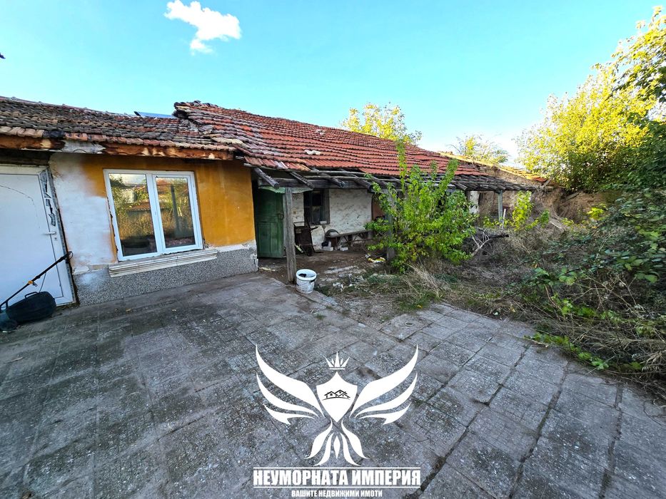 Продавам двуетажна къща 240РЗП с широк двор 1280кв. в с.Дълбок Извор