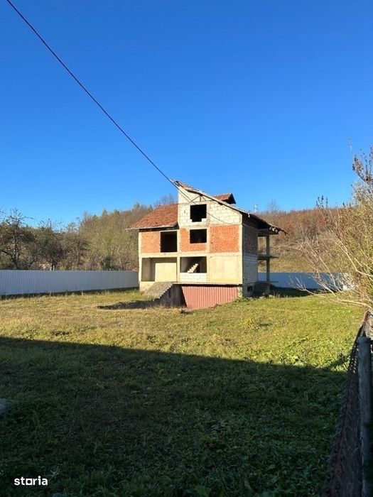 Cornu - casa la rosu - teren 877mp - 78500 Euro/Neg