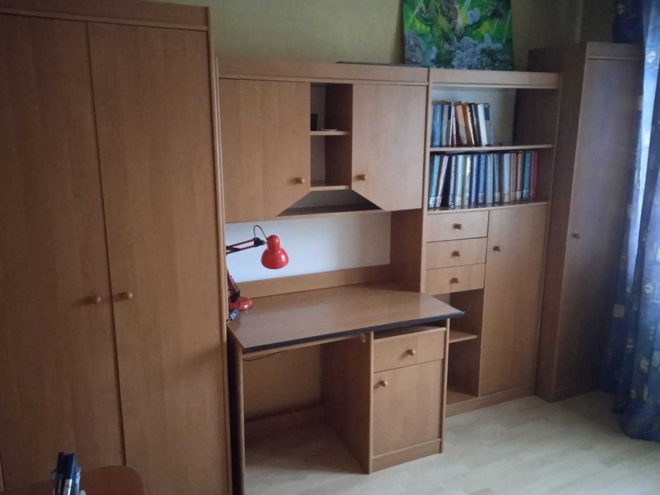 Продам секционную детскую стенку и столик рабочий.