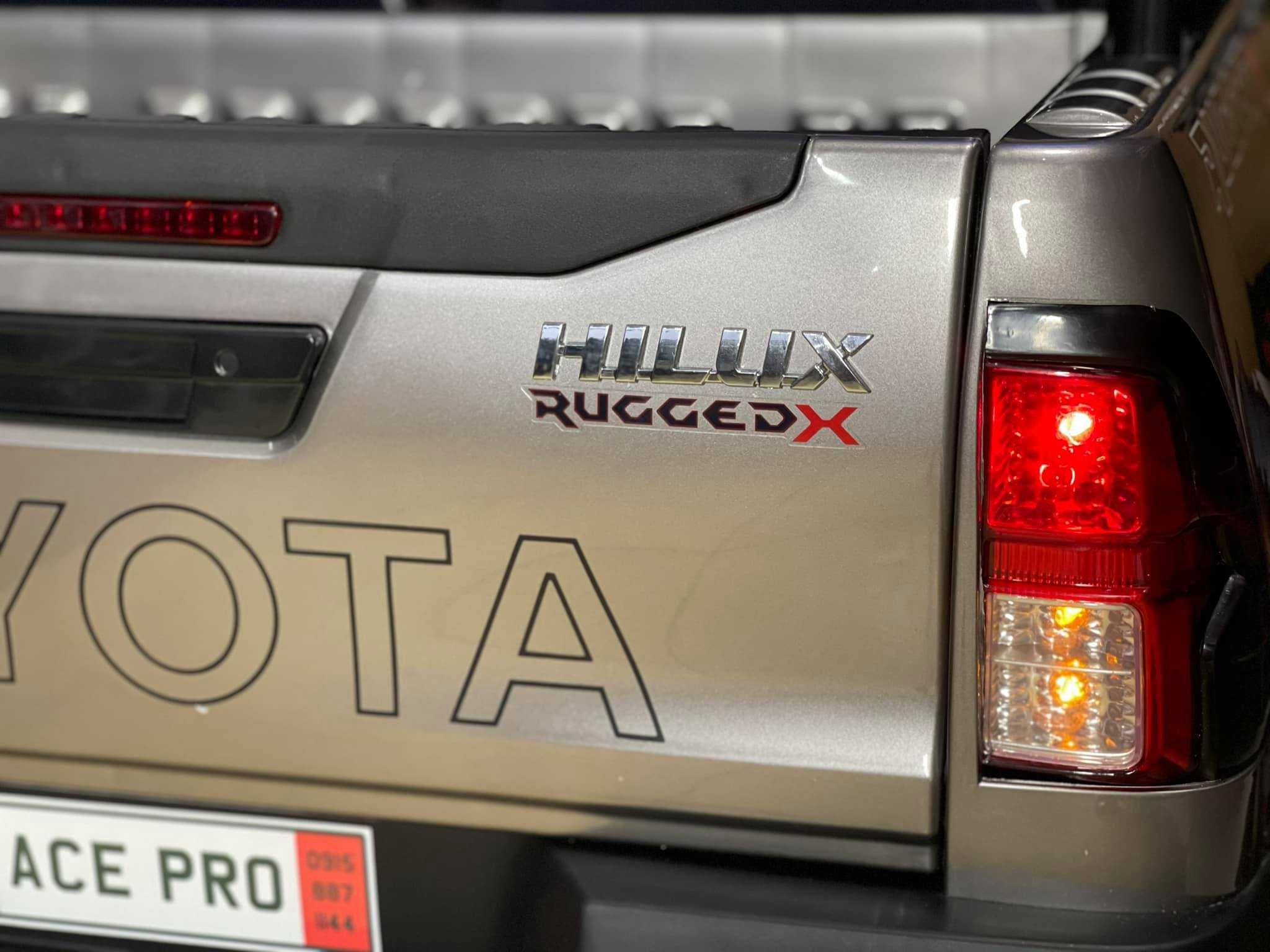 Masinuta electrica pentru 2 copii Toyota Hilux 4WD RuggedX 2021 #GREY