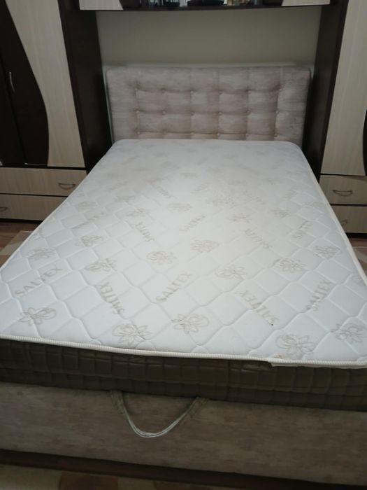 Pat de dormitor cu spațiu de depozitare