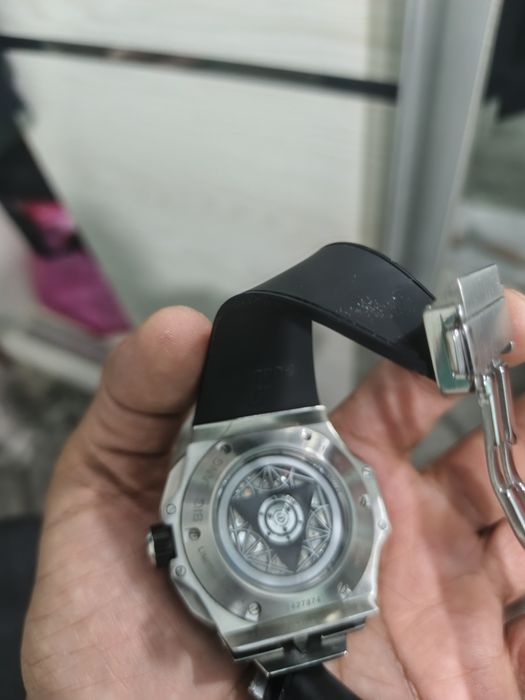 Soat Hublot batareyka korpus neyjavika rangi ocmidi

Icidiga xamma fun