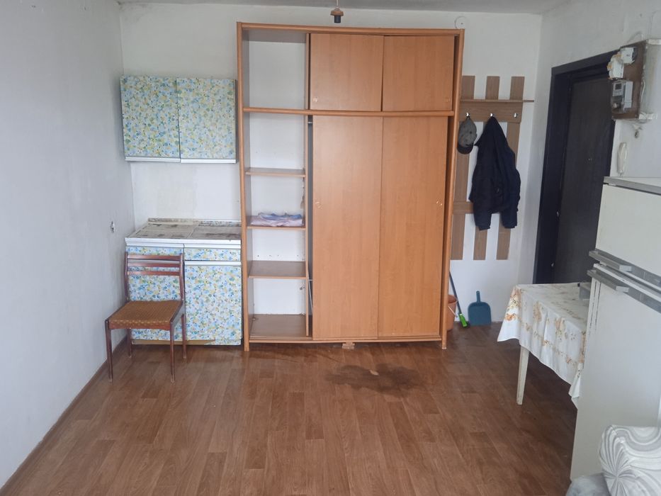 Просторная комната(17,7+6).Возможна планировка на свое усмотрение.