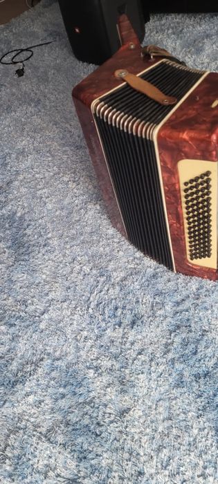 Vând acordeon cu 80 de bassi