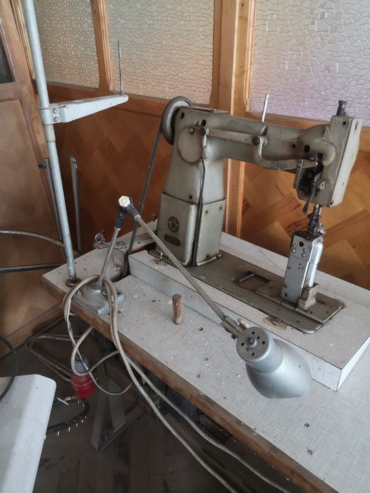 Masinâ de cusut coloană pentru piele