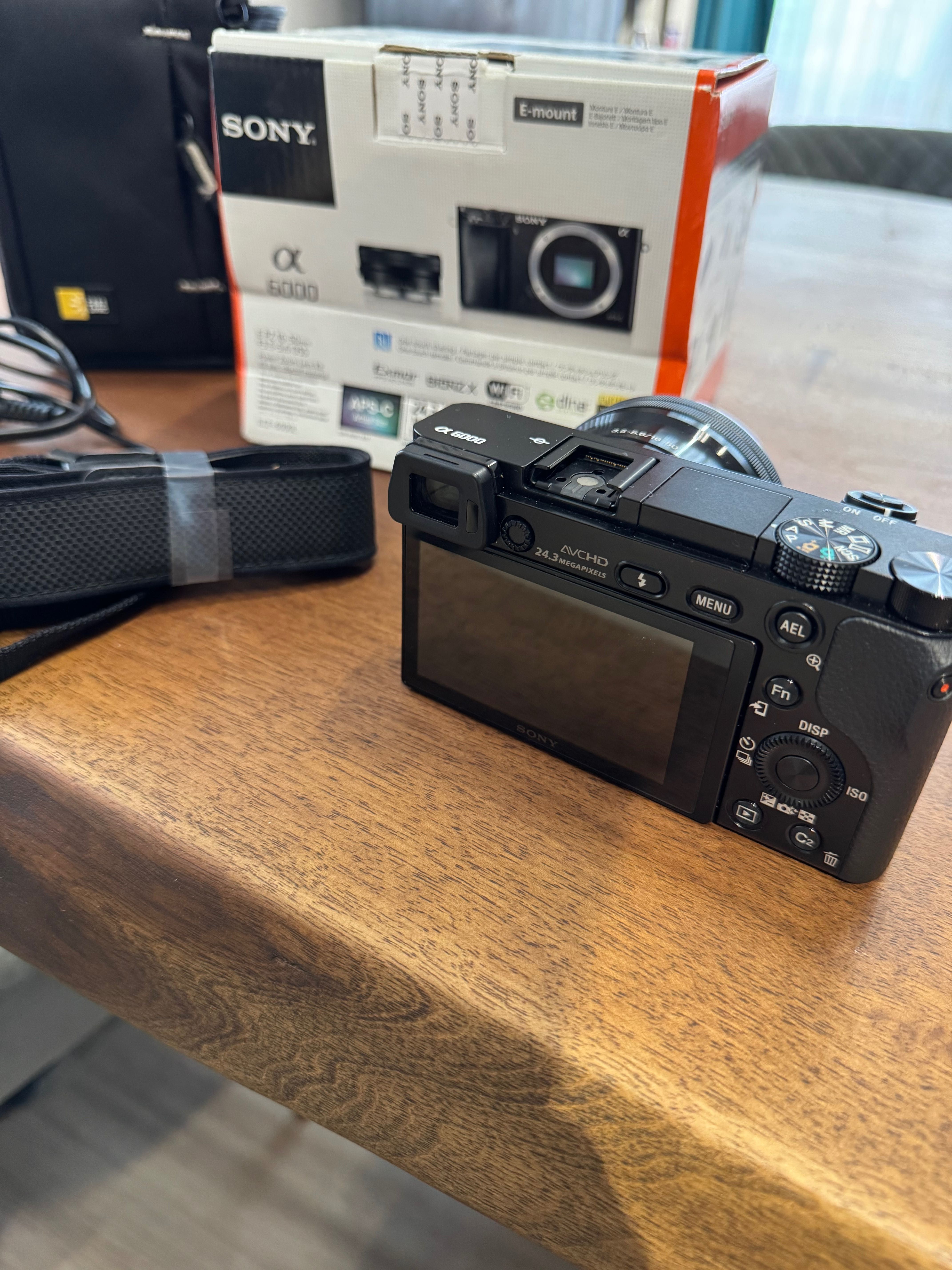 Sony A6000 + 16-50 и чанта + SD карти