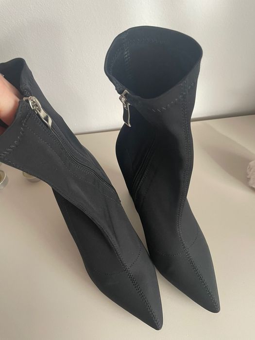 Botine cu toc mărimea 39 
preț 220