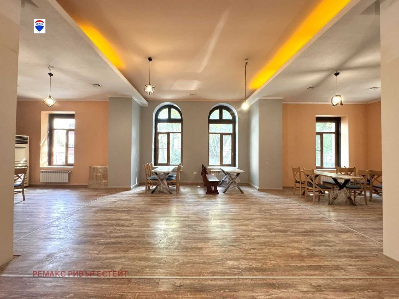 Дава се под наем Заведение в Русе, Център - 370 кв.м за 2560 € - Снимка #2