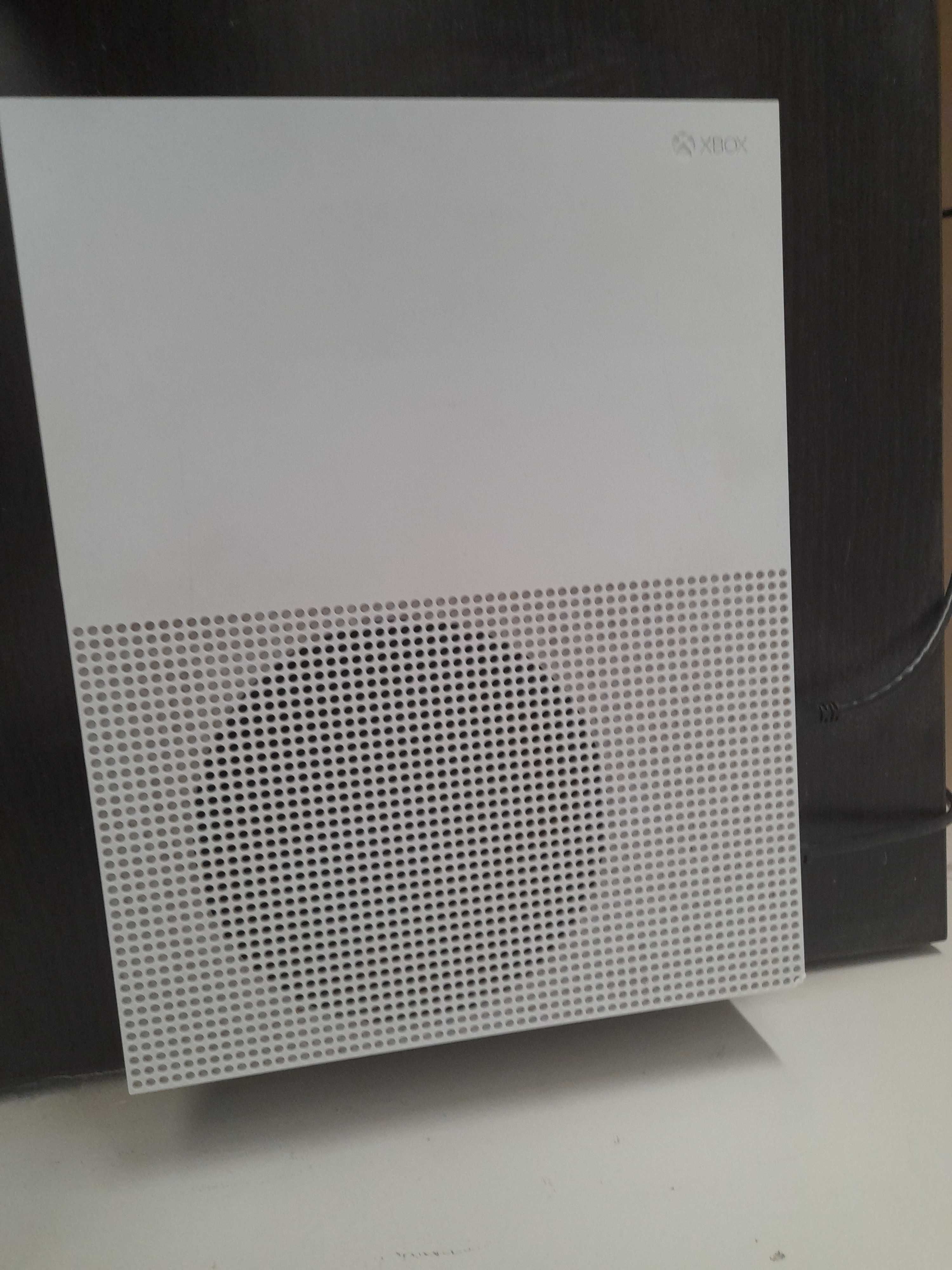 Vând xbox one s cu 1tb,cu garanție de 12 luni.