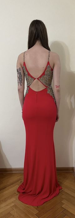 Дълга бална рокля,по тялото.