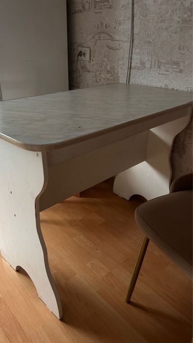 Продам кухонный стол