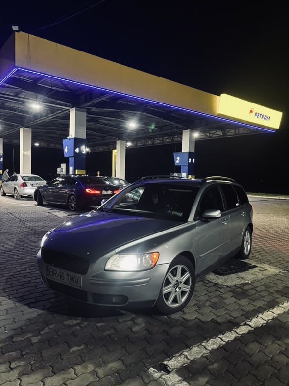 Vand sau schimb Volvo v50 2.0d 136 cp.